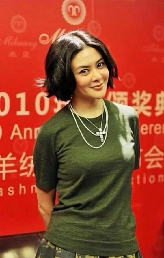 关之琳虽然年纪大了些，但风韵犹存更有味道