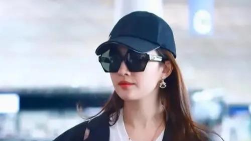 刘亦菲又被拍到逛街了，白色大衣棒球帽，带着墨镜也遮不住姐姐的美