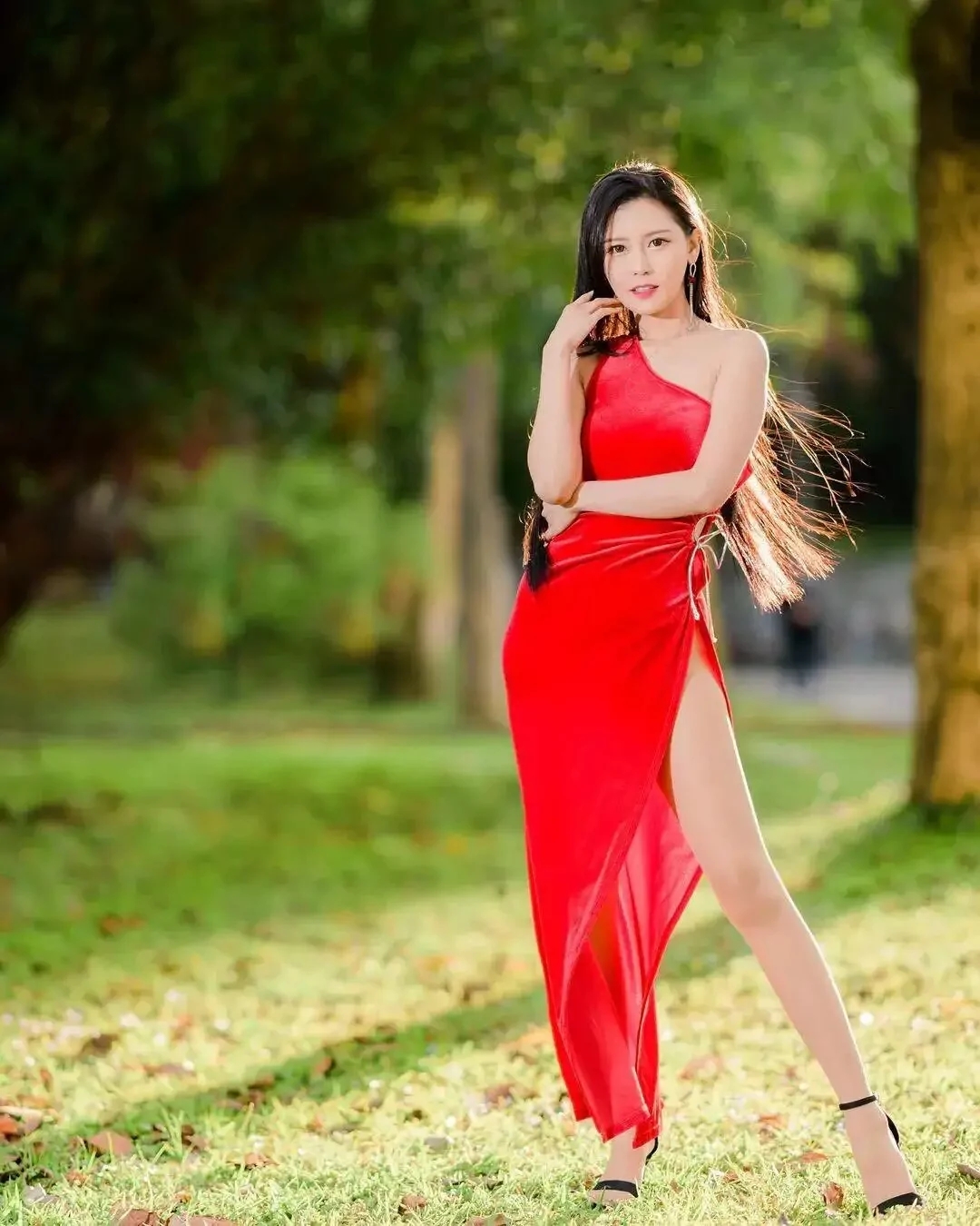 她的身姿如同婀娜的柳枝，优雅动人，让人留连忘返。