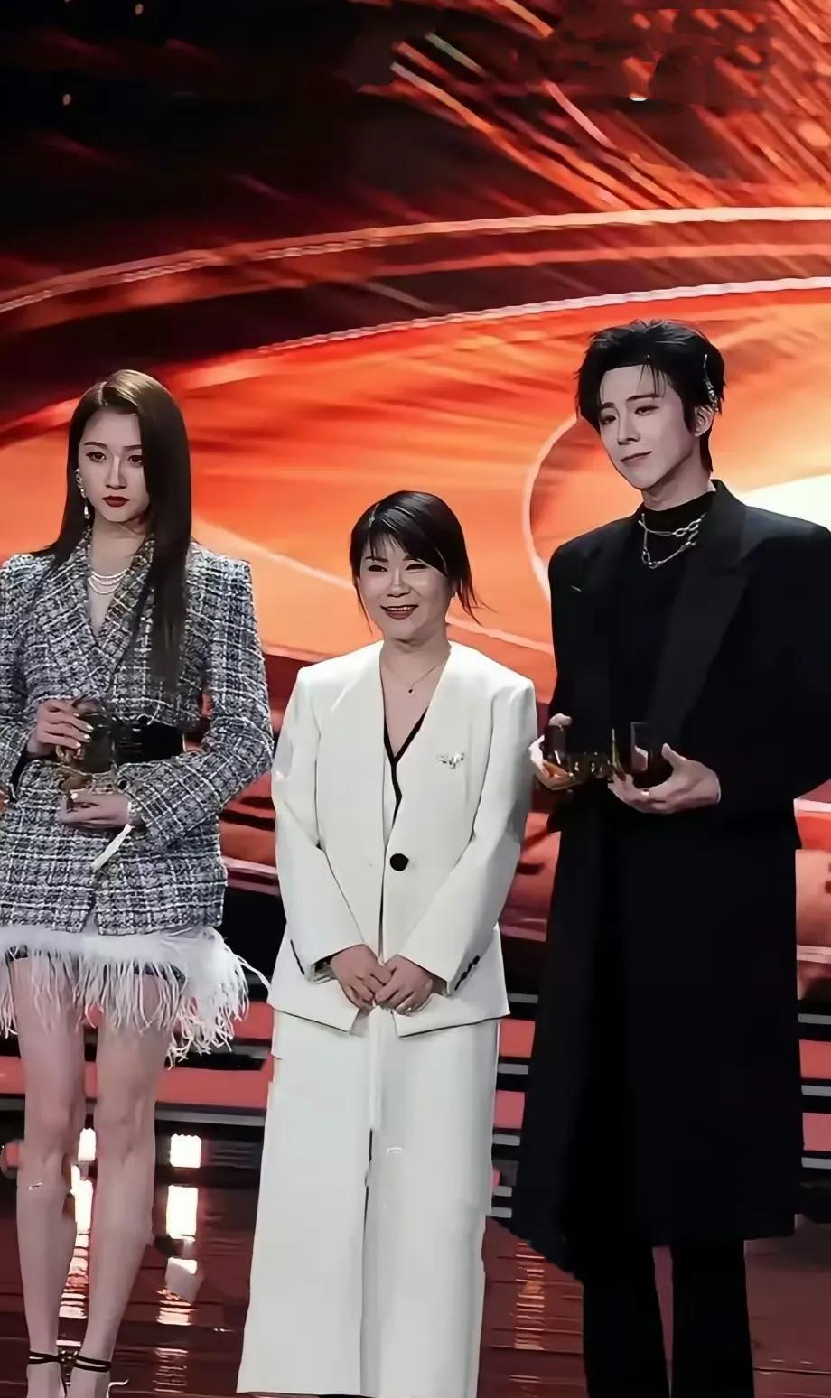 我们是不是严重低估了关晓彤的身高，和190的刘宇宁大高个站在一起也没输，晓彤身高