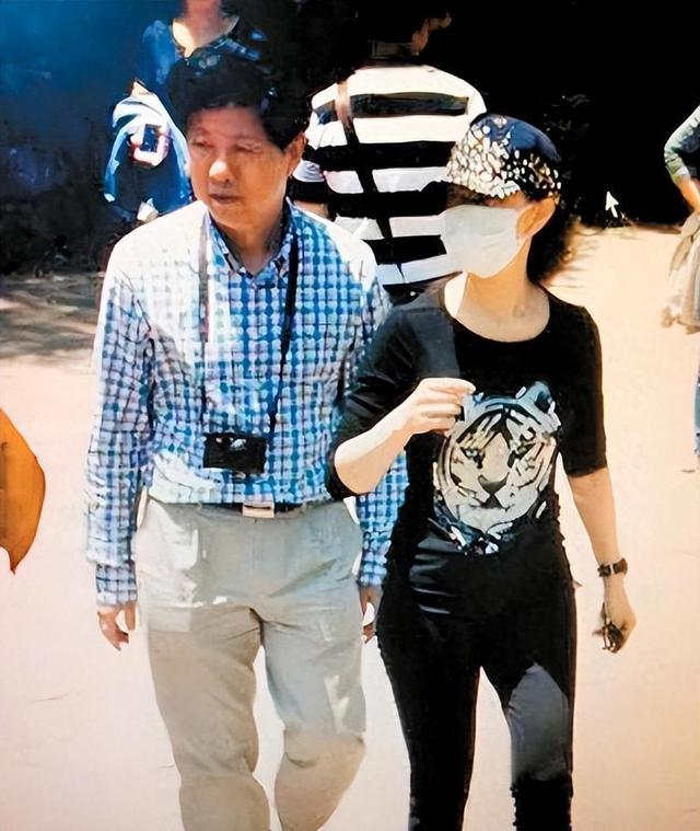 “民歌天后”宋祖英:为何能够连上24年春晚?且看赵本山的评价(苹果充电宝怎么验真假)-第9张图片-九妖电影 “民歌天后”宋祖英:为何能够连上24年春晚?且看赵本山的评价(苹果充电宝怎么验真假)-第9张图片-九妖电影