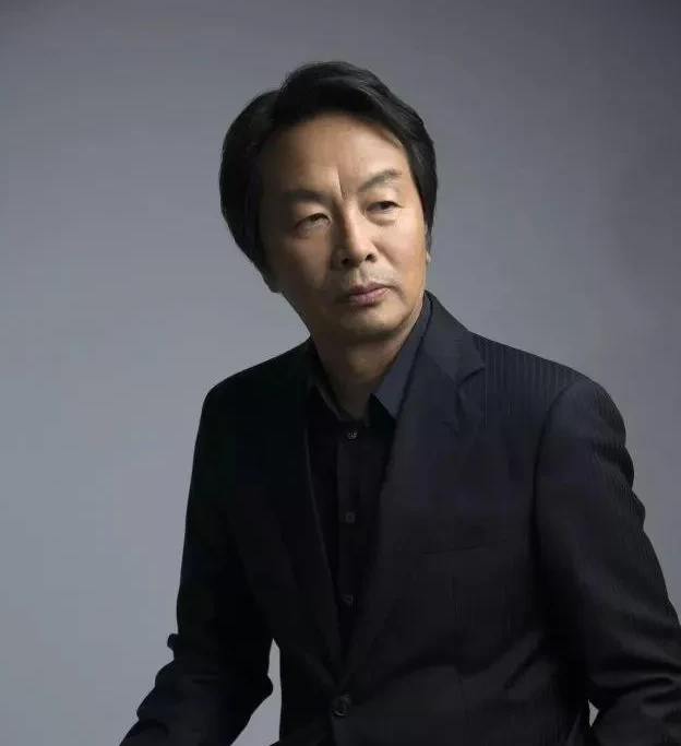 刘震云的母亲很风趣幽默，连刘震云都自愧不如。一次母亲对刘震云说:“写作是世界上最