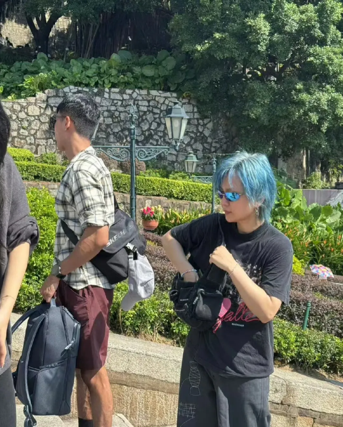 澳门偶遇周笔畅 ，当年可爱的笔笔也40岁了，身材有些发福，一头蓝发很显眼。