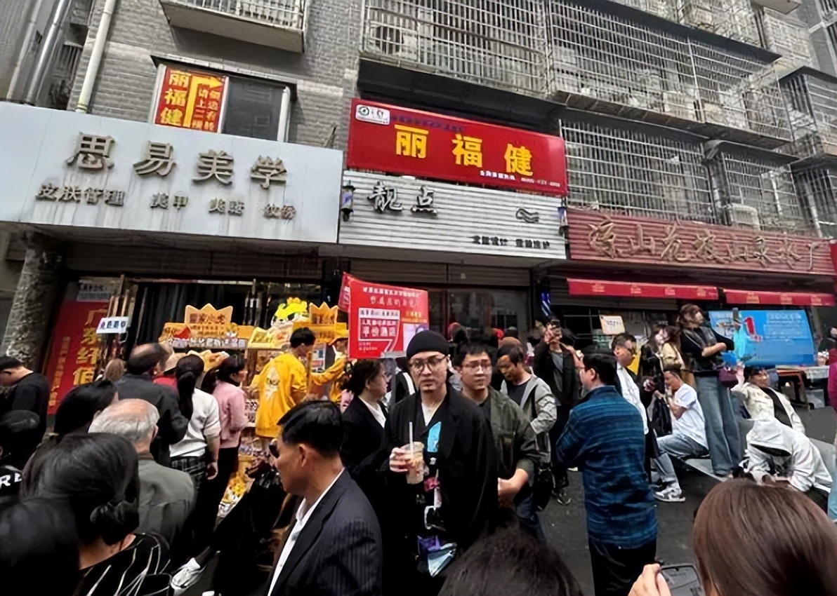 一夜之间人走茶凉，志愿者撤走，商业街消失，晓华称知道会有这天，还认为自己德不配位
