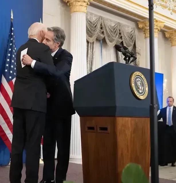 拜登告别演说一结束，就跟布林肯紧紧相拥，那场面瞅着真有点伤感。他俩搭档好些年了，