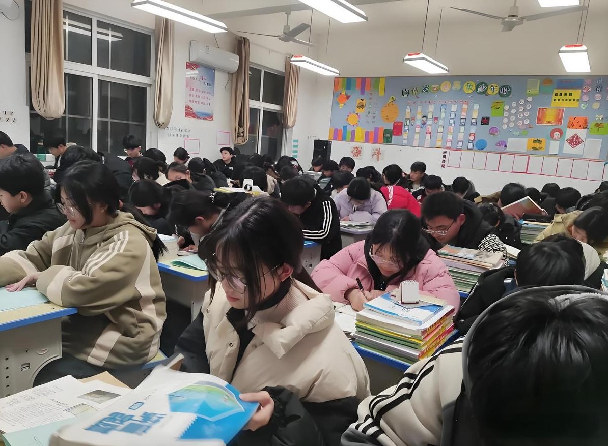 啥？国内孩子怎么这么多小眼镜，外国娃却没几个？难道真是基因问题？别急着下结论，这