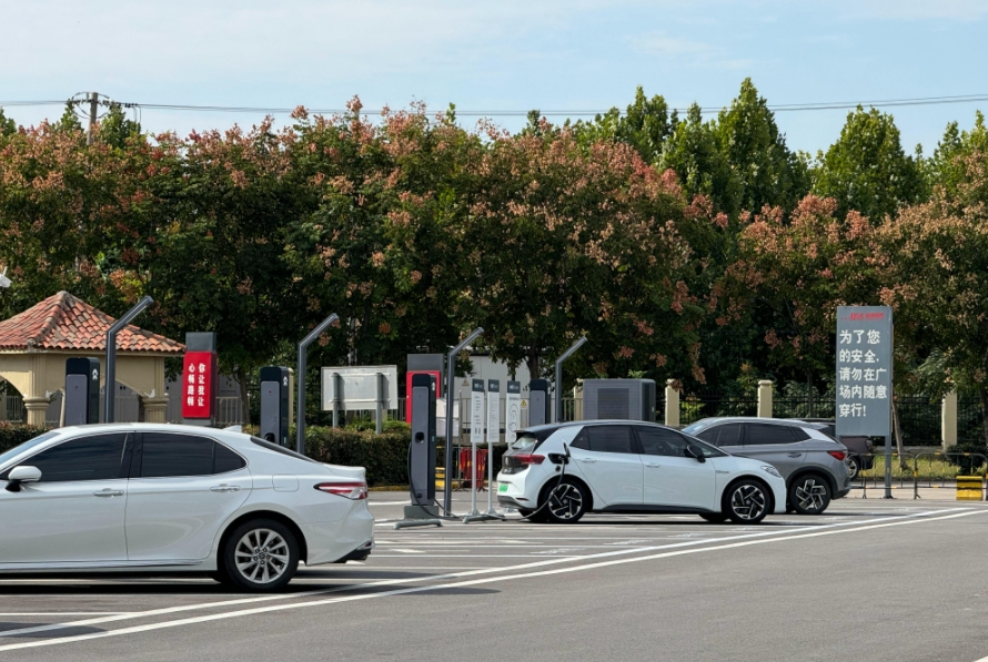 
汽车这样开就不会坏，记得收藏起来慢慢看。
1.高速跑到服务区时记得打开引擎盖，