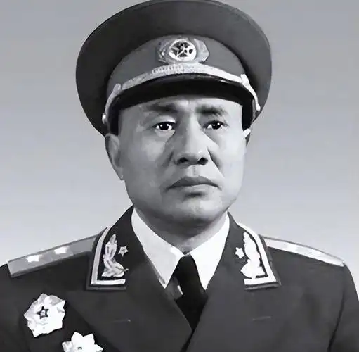 打了胜仗却被降职，东野悍将怒冲军区政委拍桌子：我哪里得罪你了 
