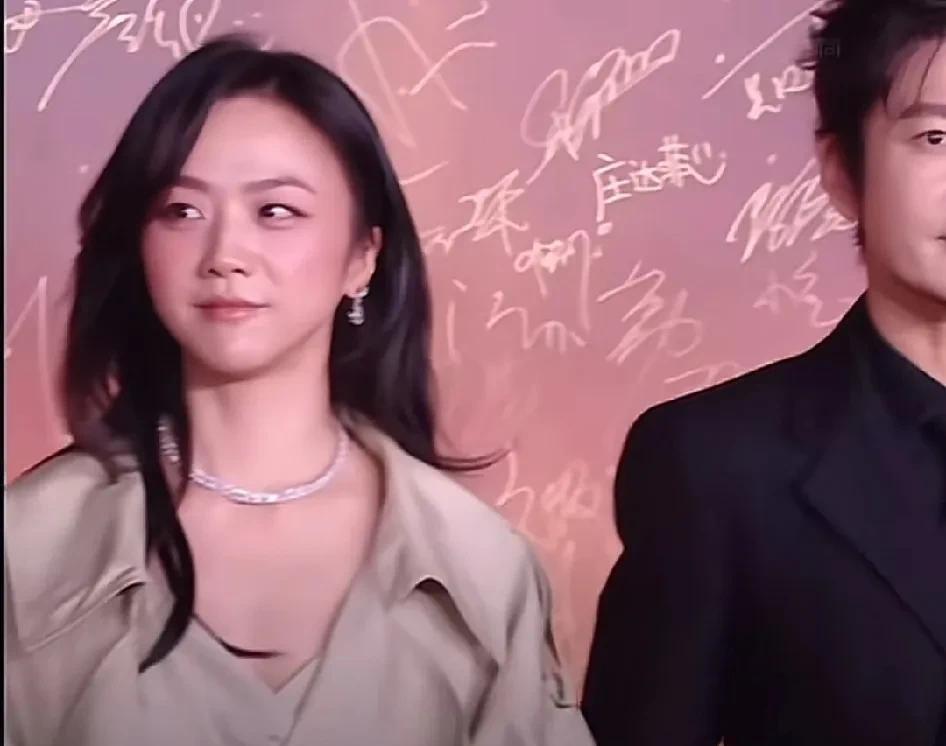 汤唯穿的这么简单保守，却仍旧让人无法忽视，她的气质和容貌太绝了，完全压得住场子，