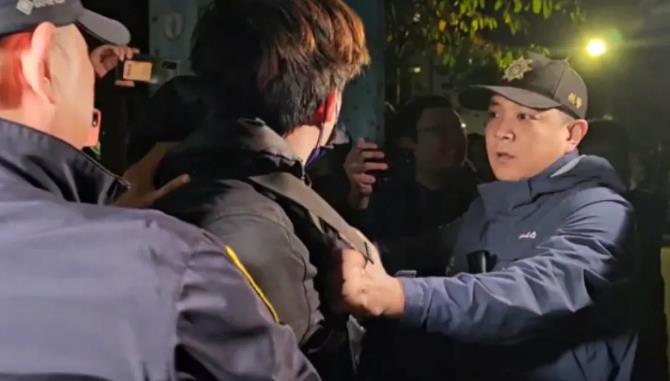 刚刚柯文哲支持者和警方爆发冲突。
柯文哲被起诉的消息曝光后，民众党紧急应变小组召