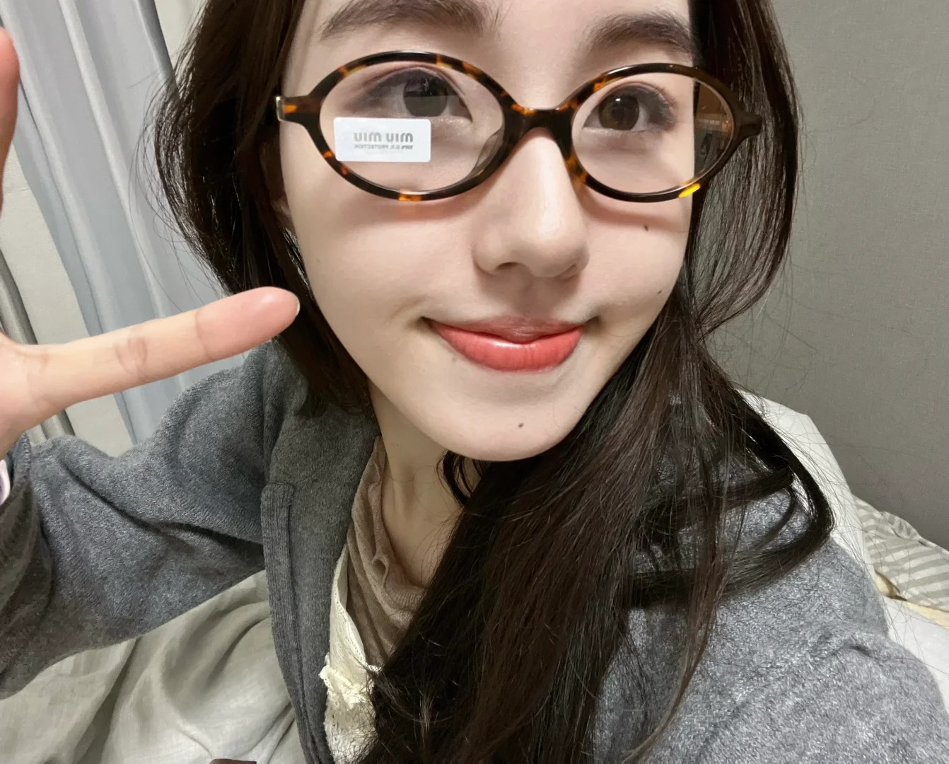 miumiu书呆子眼镜🤓
刷到了好几天今天去伊势丹看到没忍住拿下
真的好呆😂