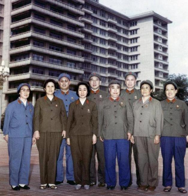 一张老照片，照片中第一排是一位中将，建国后担任曾任解放军副总参谋长兼空军司令员。