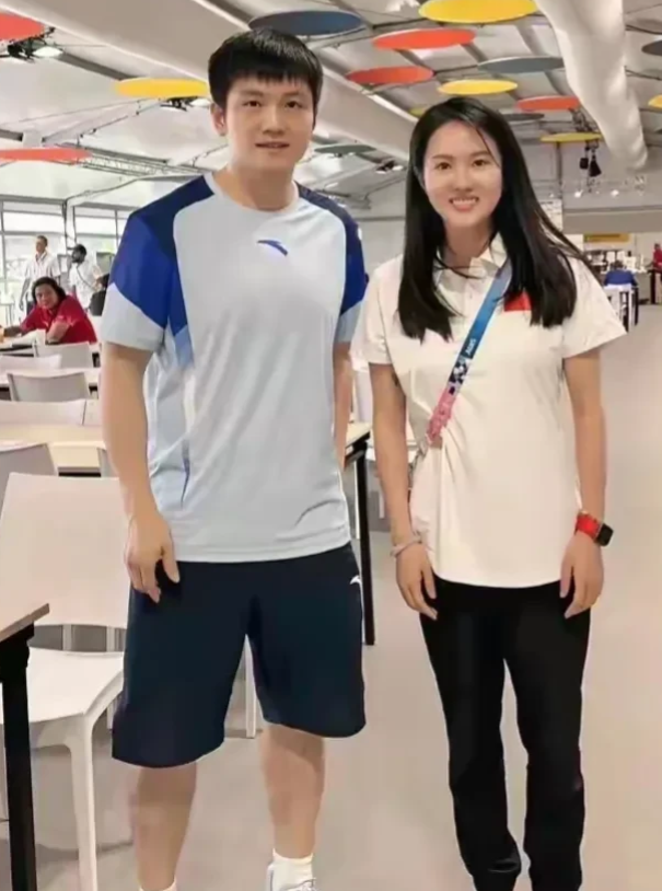 樊振东和陈若琳在奥运村食堂偶遇！一个是一个是乒乓冠军，一个是跳水冠军教练，他们彼
