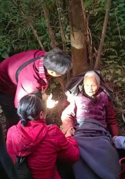 走失5天4夜的刘婆婆被发现在离家15公里远的清城源潭南风寮村的后山处，身体状况良