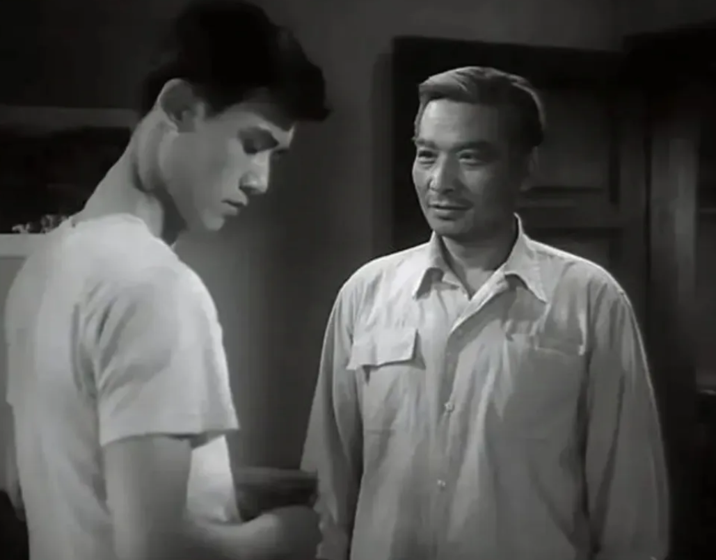 在老演员温锡莹面前低头不语的年轻人是谁，您认出来了吗？