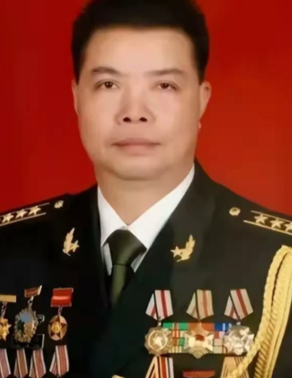 1985年，越战期间，侦察员隆志勇化装潜入敌后进行侦察任务，却不料被越军识破身份