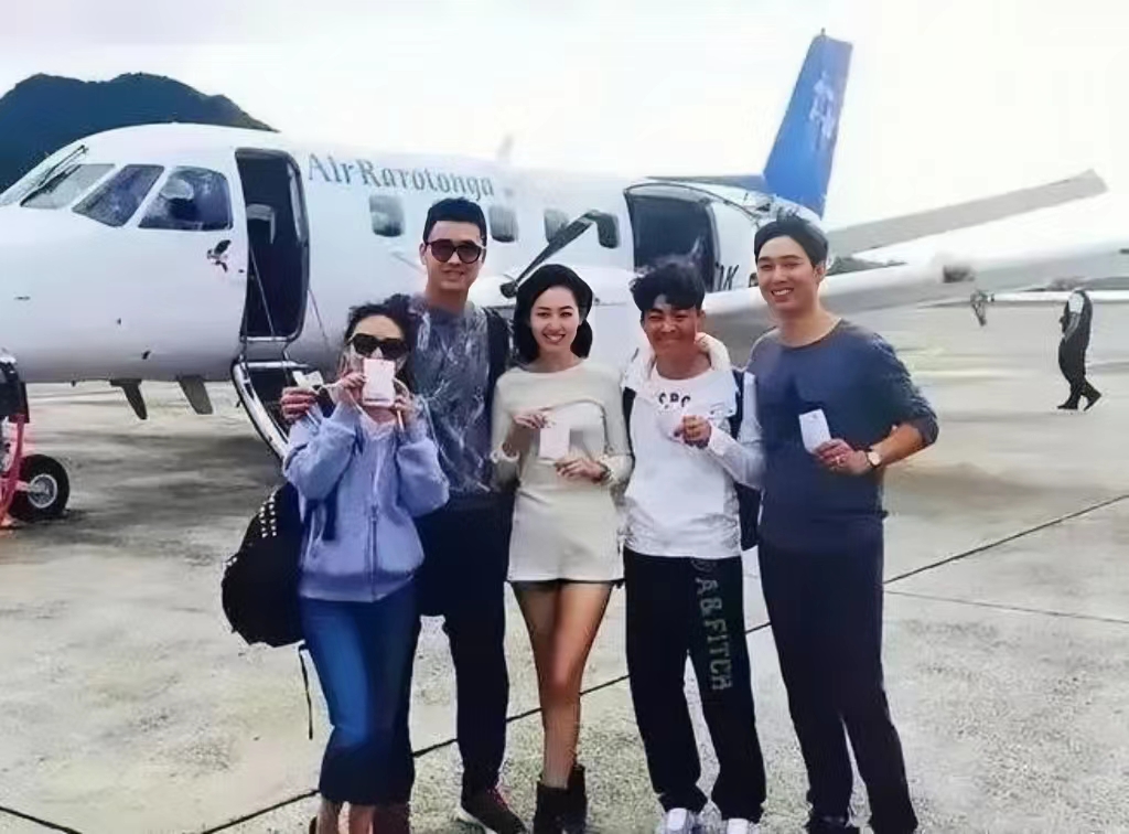 王宝强和前妻马蓉以及宋喆外出游玩，在飞机前留下了一张照片。马蓉穿着火辣性感，有一