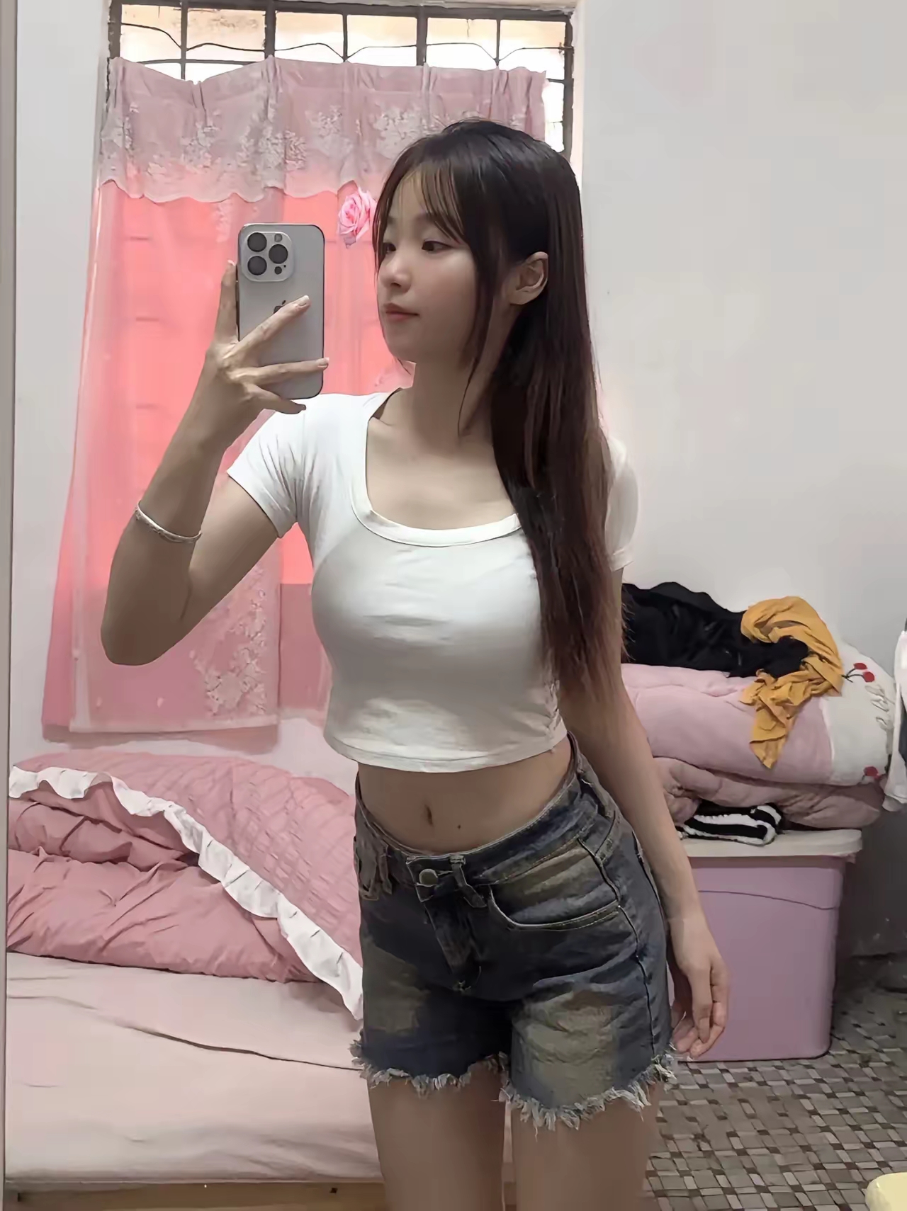 过年的时候相亲的对象
才聊了4天
今晚给我发了张自拍照
看着感觉身材一般般吧
要