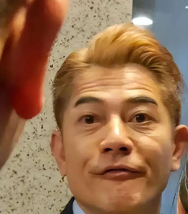 郭富城本人好幻灭,根本没有网上年轻帅气,就普通的小老头(郭富城老照片帅气)-第8张图片-九妖电影 郭富城本人好幻灭,根本没有网上年轻帅气,就普通的小老头(郭富城老照片帅气)-第8张图片-九妖电影