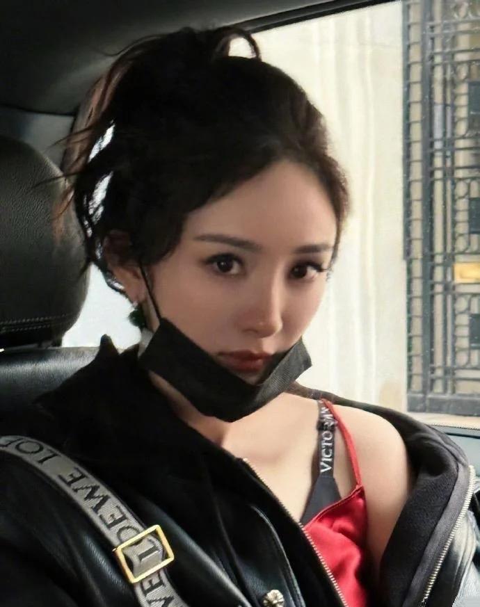 难怪金主爸爸这么喜欢杨幂，她为了露出内衣的品牌真是煞费苦心。