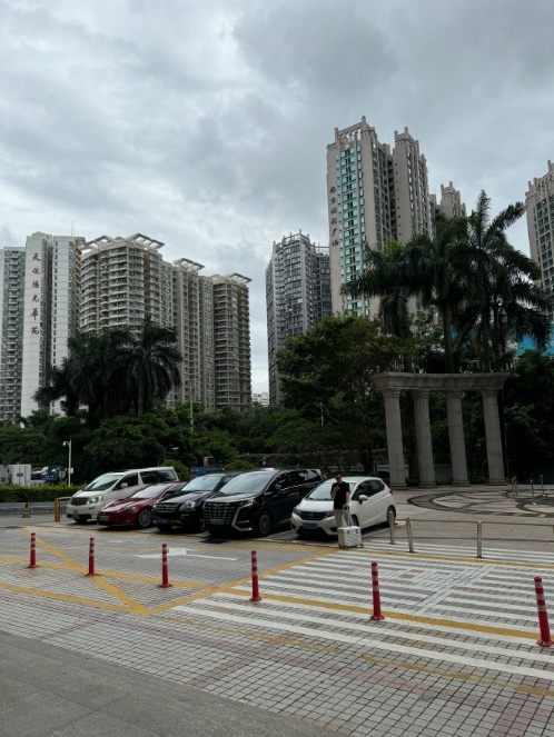 深中通道很堵，深圳市区更堵，终于到朋友公司了。

一趟深中通道跑下来，两个感受：