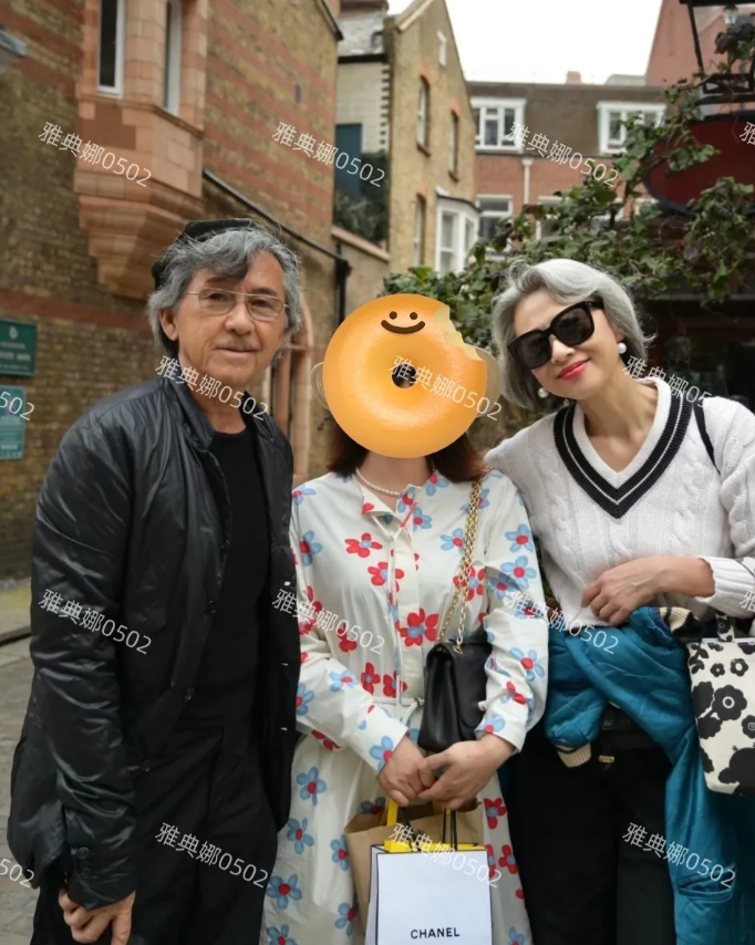 伦敦街头偶遇林子祥叶倩文夫妇！
63岁的叶倩文真的好有气质，身材高挑一头银发特别