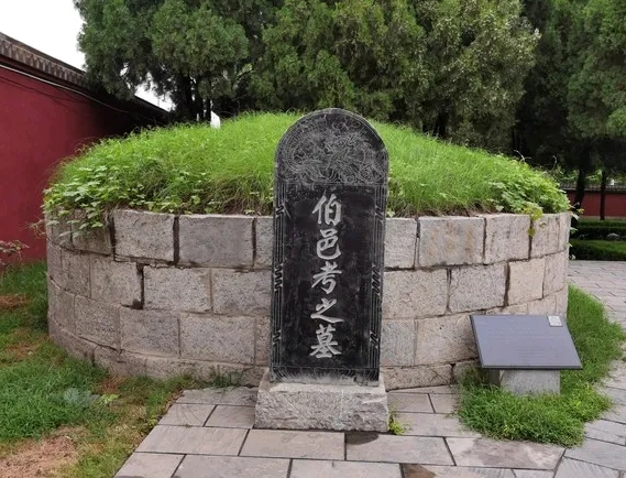 姜子牙的死因笼罩着一层神秘的面纱。

有传言称，他在周朝担任大宰期间，因疏忽职守