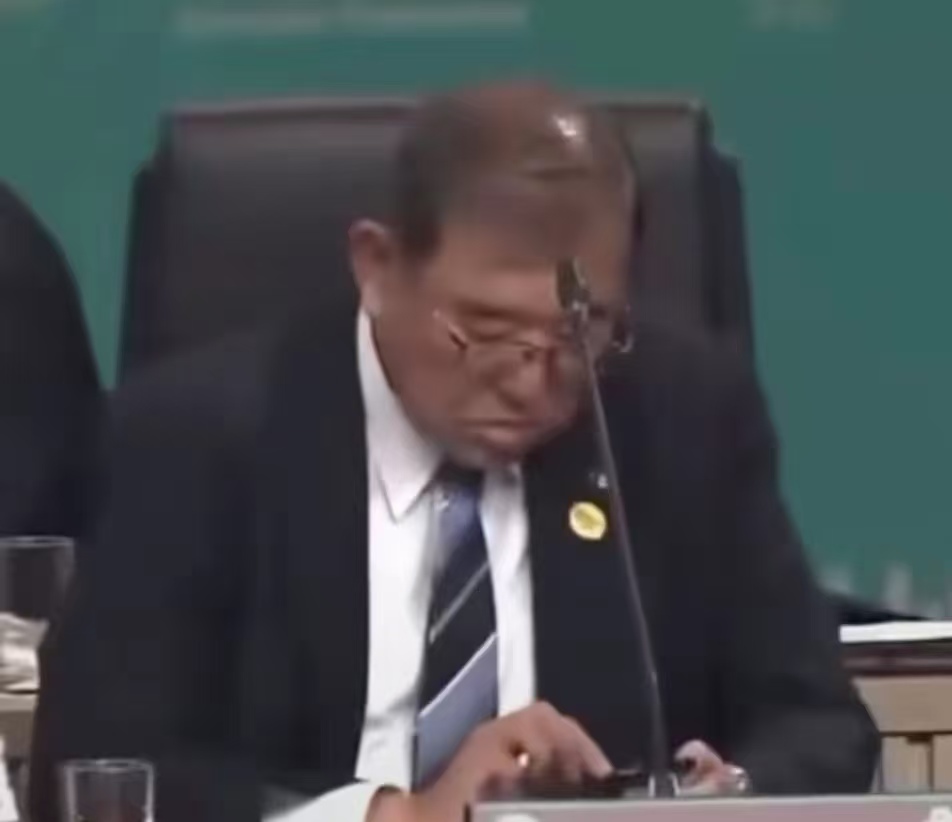我们上班耍手机摸鱼会被罚款，但是这个人却不会，因为他是一国首相，没人会处罚他，所