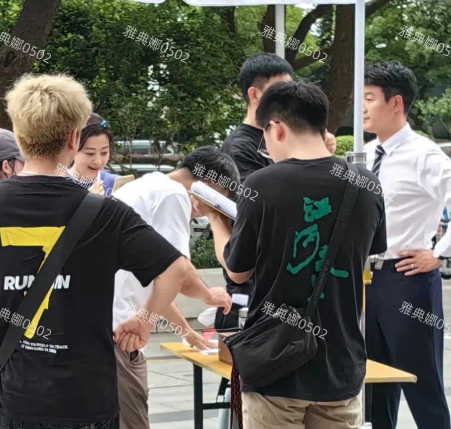 梅婷本人好年轻啊，又瘦又白脸又小，温柔娴静非常有气质！
之前听说她跟佟大为演两口