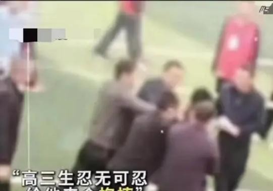 学生怒打校长抢回烧饼

                            