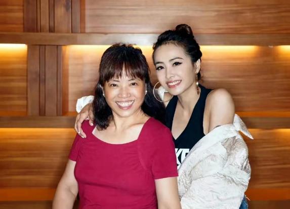 蔡依林妈妈70大寿现场曝光，令人惊喜的是一家人状态极佳，都显得十分年轻。蔡依林姐