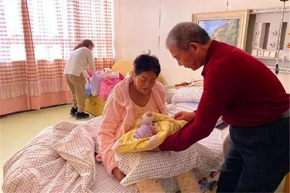 来看67 岁高龄产子家庭