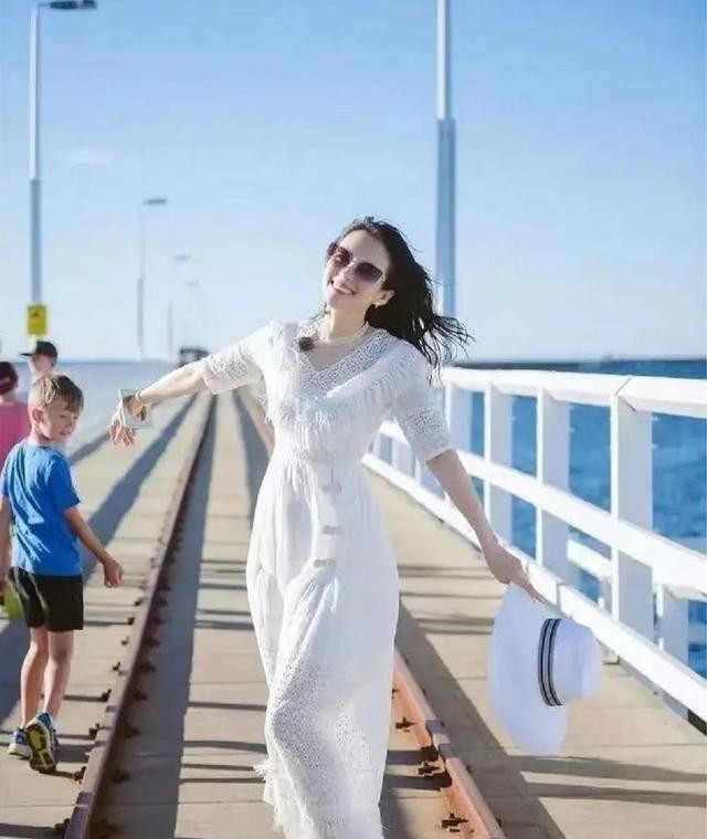 45岁章子怡离婚后美翻了！穿白色蕾丝裙尽显清纯，单身日子太幸福