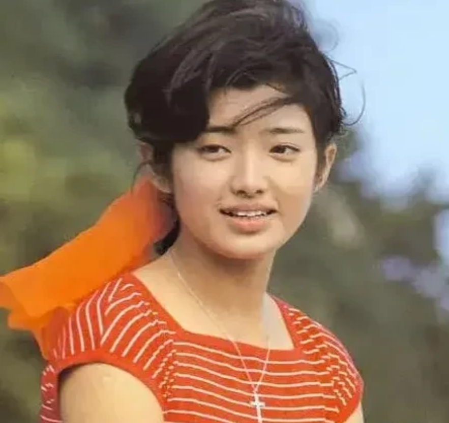 山口百惠的走红，完全是吃了时代的红利，那时候的国人根本没见过这样的电视剧，更没见