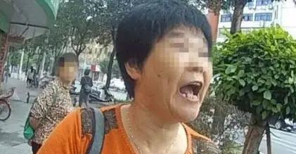 白嫖不成，身败名裂！2021年厦门，一小区加装电梯时，8楼大妈认为太贵了死活不愿