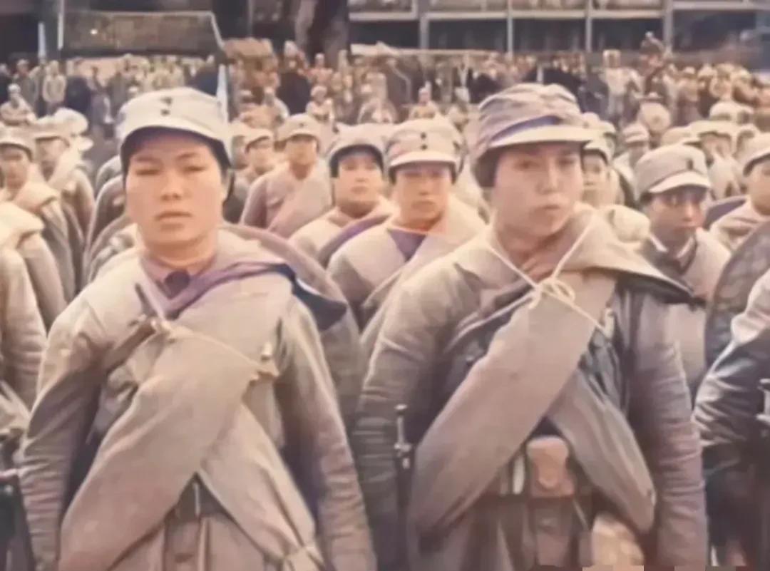 这是抗战时期滇军女兵出征的镜头（真实照片后期上色），抗击倭寇巾帼不让须眉。
作为