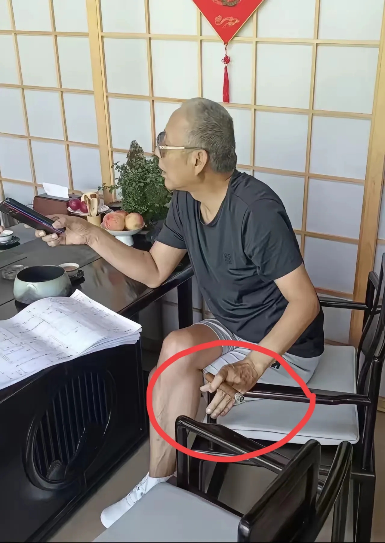 原来这超级大明星也是个老烟鬼呀，
抽的还不是一般的纸烟，
而是又又长的大雪茄！