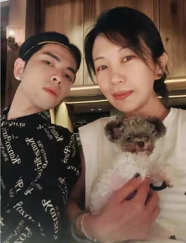 萧敬腾谈和妻子地下情:十几年住在一起,女方每天早醒两小时离开(萧敬腾的恋情)-第2张图片-九妖电影 萧敬腾谈和妻子地下情:十几年住在一起,女方每天早醒两小时离开(萧敬腾的恋情)-第2张图片-九妖电影