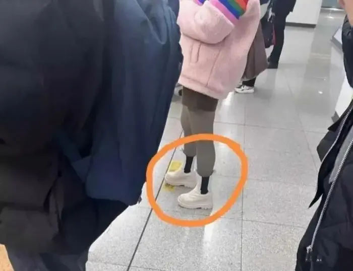 地铁站偶遇一小姐姐，本来一脸同情的瞅着她的，结果……[尬笑]怪我眼拙，草率了，难