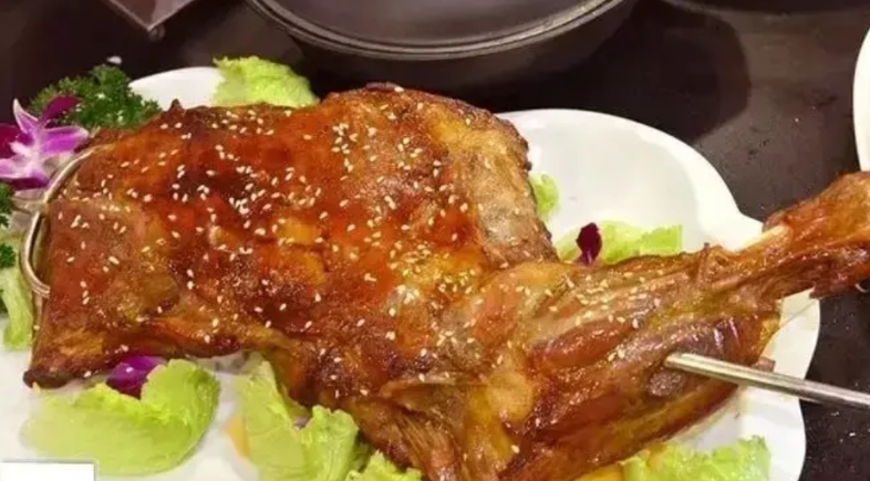 后悔也晚了！天津，男子吃完烤羊腿准备回家时，却对店里的菜单起了兴趣，于是用外套将