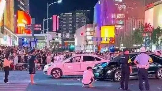 闹市区红绿灯，转身清理后座，司机五一广场撞上8人！