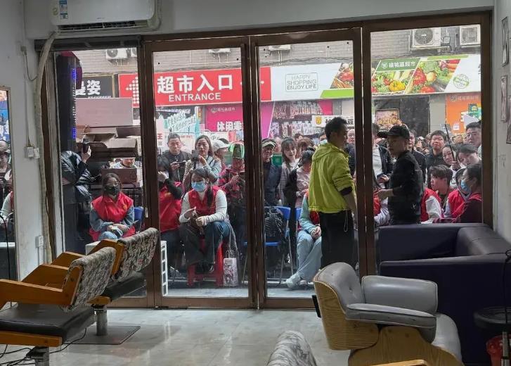 现在的理发店真的是，这剪那剪什么什么剪，不就是剪吗，晓华师傅之所以火，回归本真，