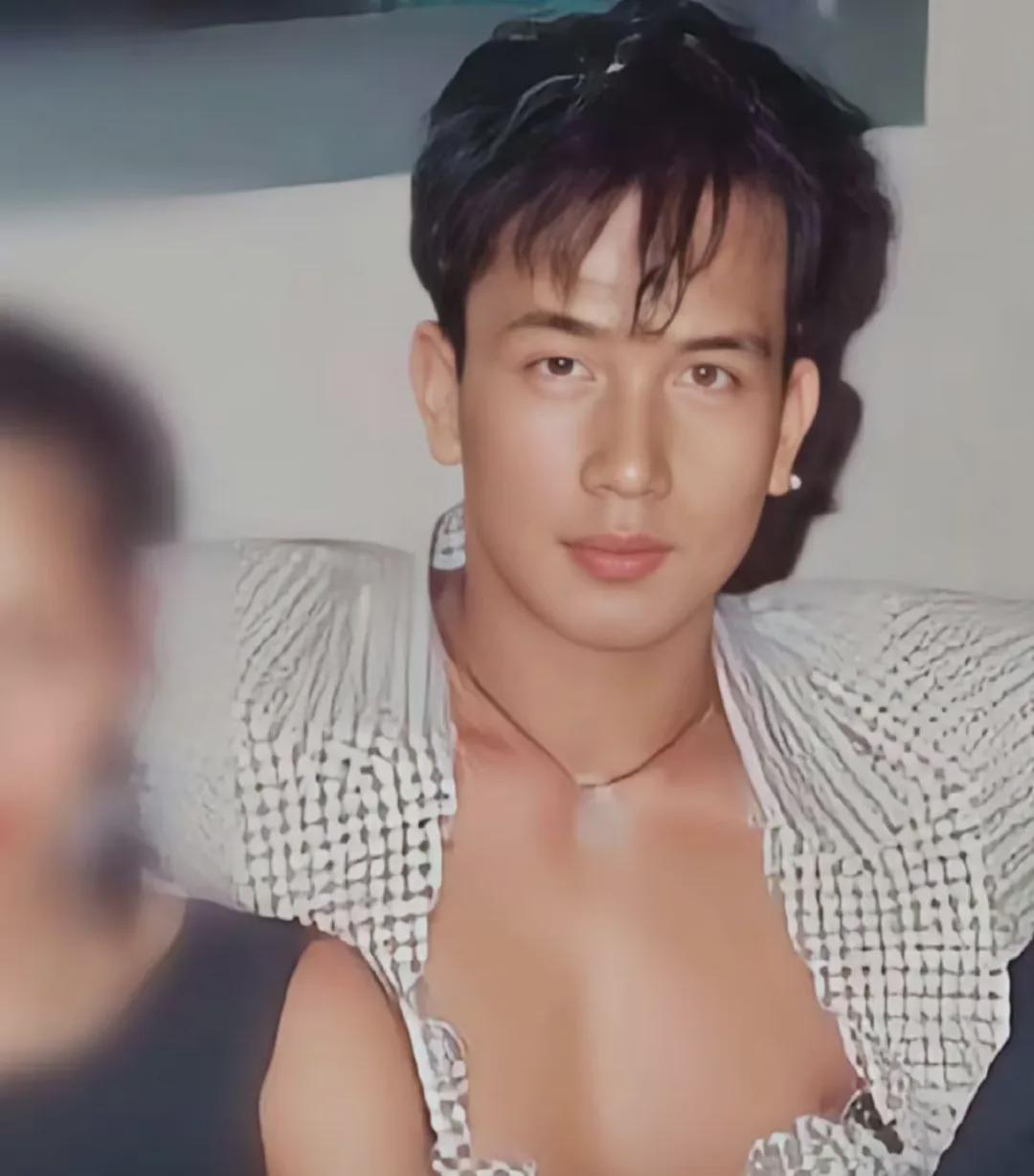  
 
 
翻出具俊晔年轻时的照片确实让人眼前一亮。那时候他留着浓密黑发，八块腹