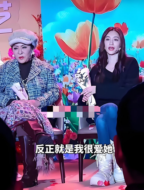 李小冉那么粘着向太，向太在春节过年邀请的时候，却向庆奶发出了邀请，没理会李小冉。