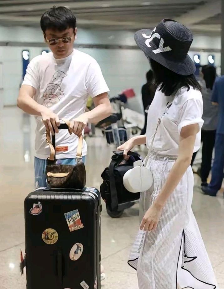 雷佳音的老婆真漂亮，看着像清纯大学生，难怪他没绯闻