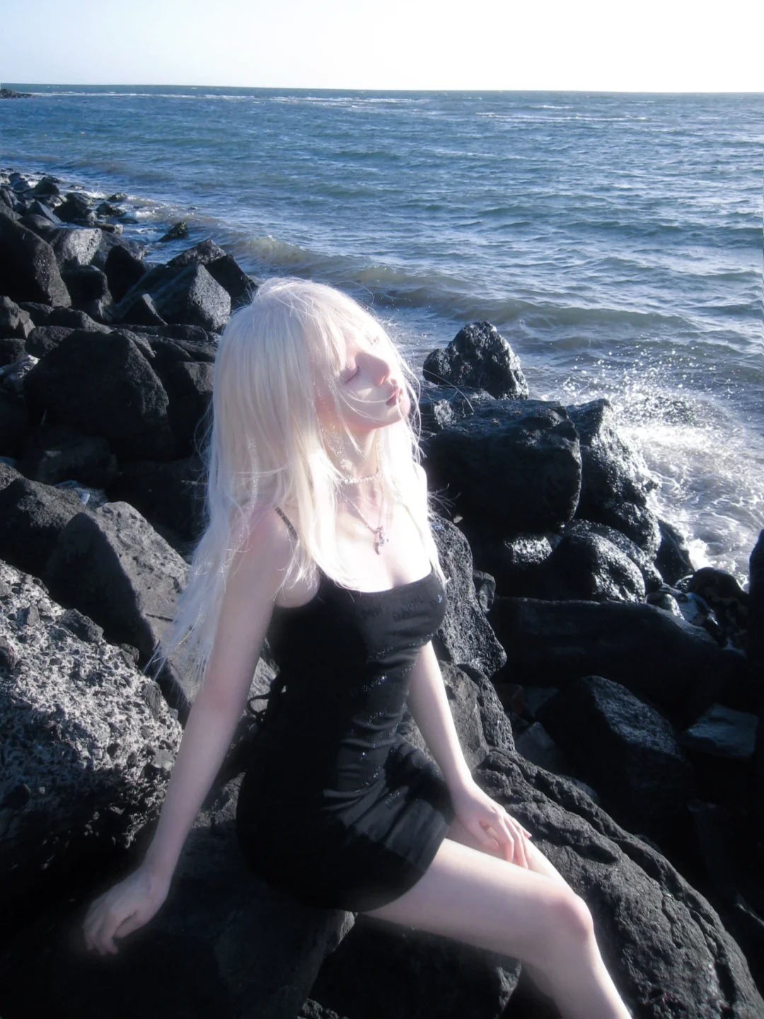 𝓦𝓱𝓲𝓽𝓮 𝓚𝓷𝓲𝓯𝓮
海边溜达