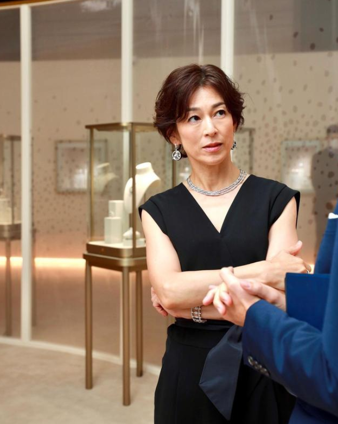 她当年是日本顶级美女，曾经拍过一部很出名电视剧，就连在中国都非常火，年纪大一点的