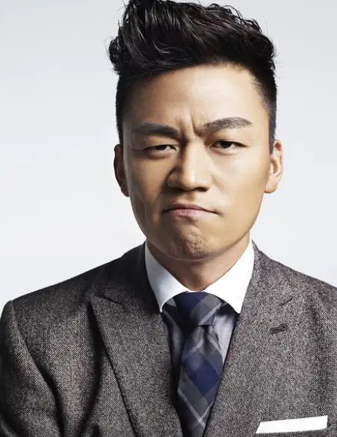 气质这个东西，要么是基因带来的，要么是后天多读书培养出来的，那种漫不经心的自信装