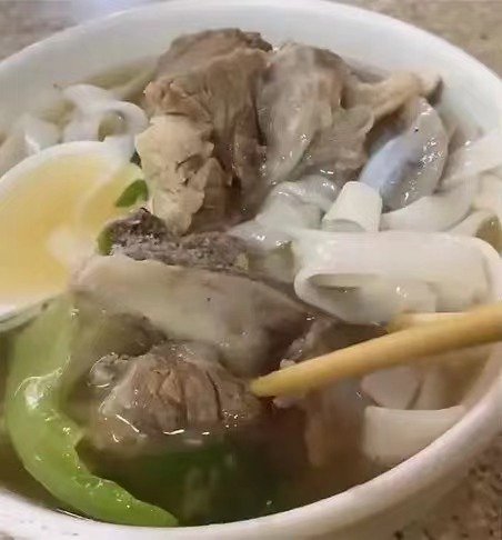 女子去面店吃面