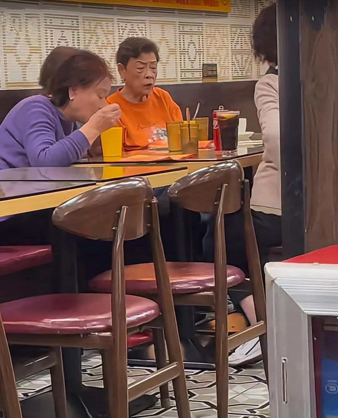 广州茶餐厅偶遇从加拿大回国的TVB老戏骨！有人记得她名字吗？
近日，某网友在个人